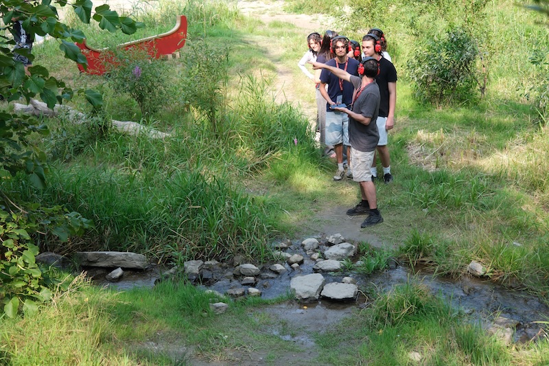 Parcours l'École buissonnière près de la rivière. Photo : Rad Gagnon, 2025.
