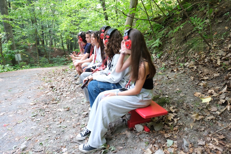 Parcours l'École buissonnière banc. Photo : Rad Gagnon, 2025.